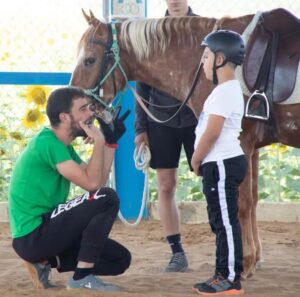 Jaime Valle con un niño en sesión de Intervención Asistida con caballos